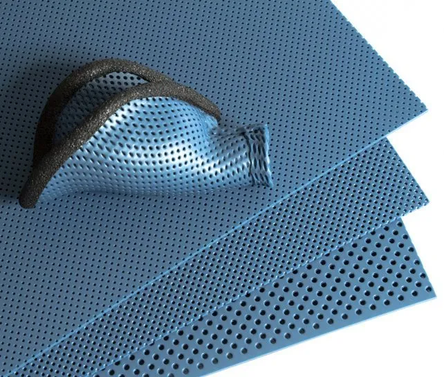 Lastre perforate blu metallizzato con un tutore modellato