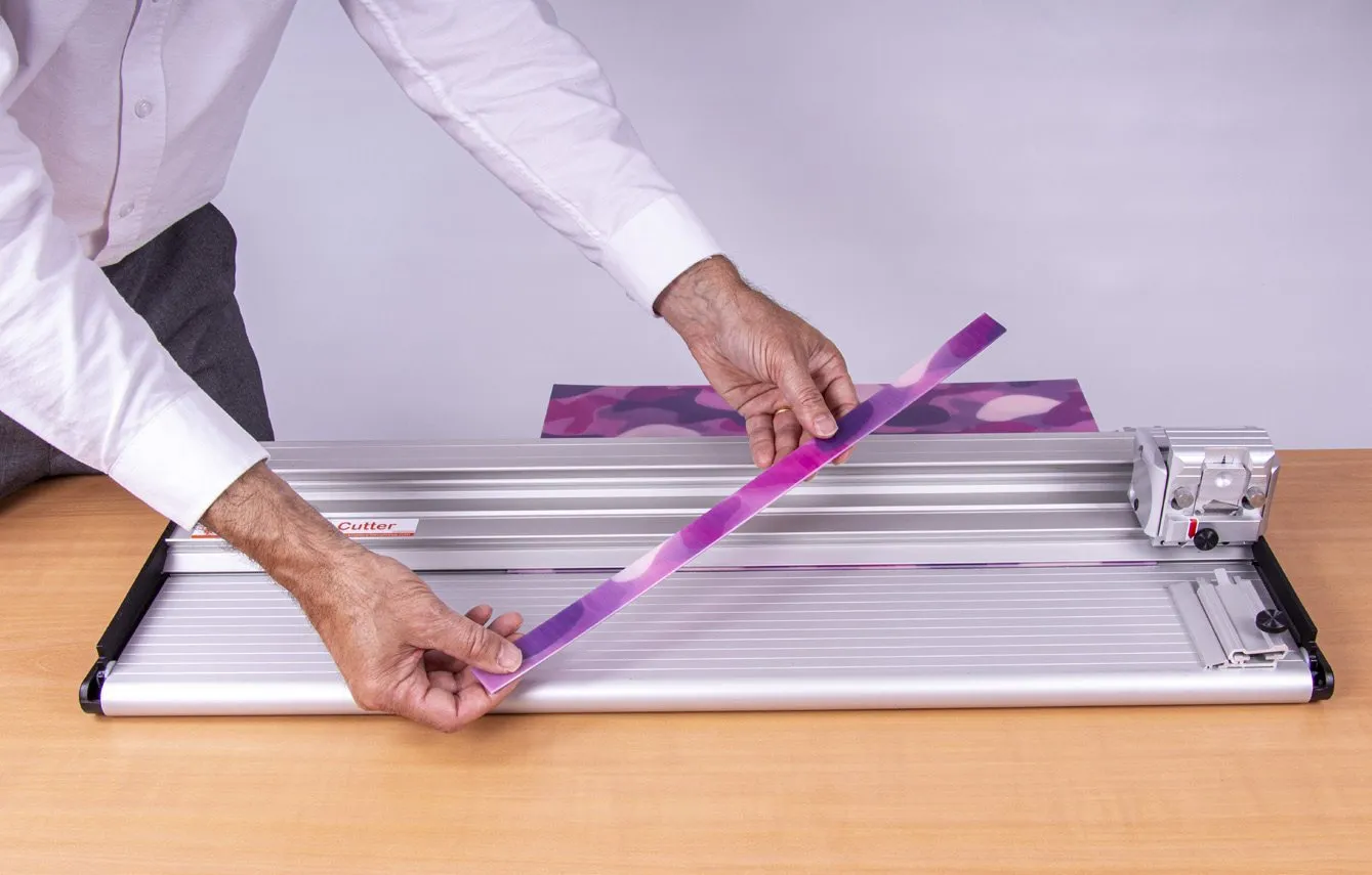Taglierina di sicurezza che taglia una lastra termoplastica viola