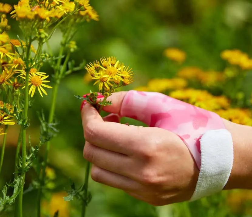 Tutore rosa stampato tra i fiori